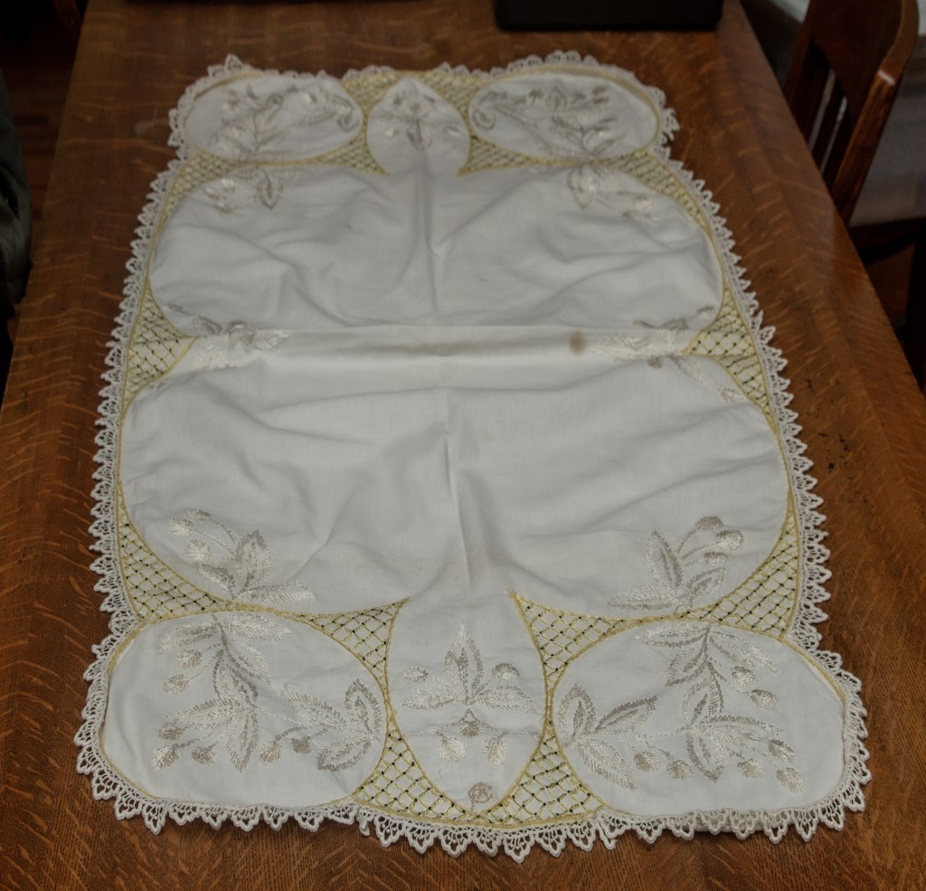 FAC Cookwhite gold table runner FAC Cookwhite gold table runner